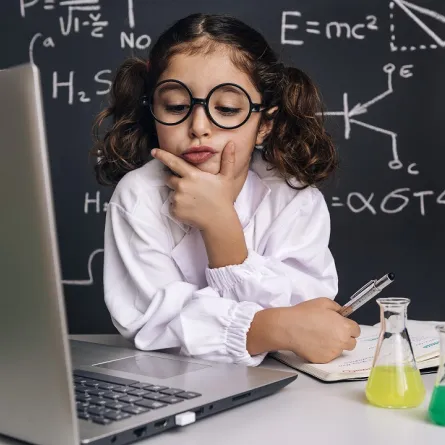 صورة لطفلة تركز باهتمام 