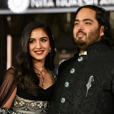 أنانت أمباني وراديكا ميرشانت في مومباي (Anant Ambani and Radhika Merchant in Mumbai). مصدر الصورة: SUJIT JAISWAL / AFP