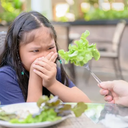 صورة لطفلة ترفض الطعام بشدة