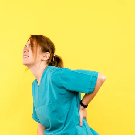 اعوجاج العمود الفقري يصاحبه الألم 