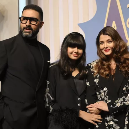 أبهشيك باتشان وآيشواريا راي مع ابنتهما أراديا في مومباي (Abhishek Bachchan and Aishwarya Rai Bachchan with daughter Aradhya in Mumbai). مصدر الصورة: SUJIT JAISWAL / AFP