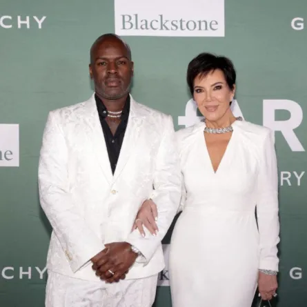 كريس جينر وكوري غامبل في حدث أمفار في بالم بيتش (Corey Gamble and Kris Jenner attend the amfAR Palm Beach Gala). مصدر الصورة: Mireya Acierto/Getty Images for amfAR/AFP