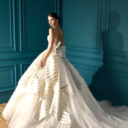 الفيونكة تزخرف ظهر الفستان- الصورة من المصممة