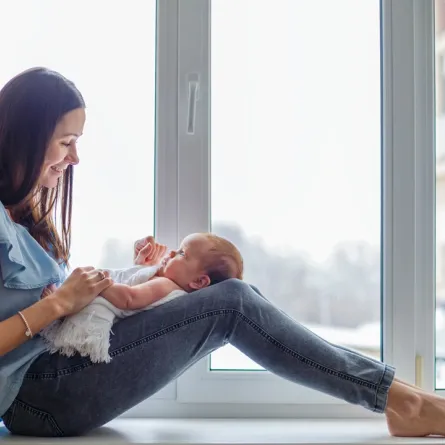 صورة لأم مع طفلها الرضيع