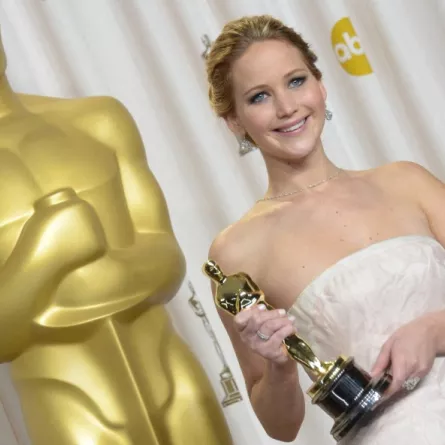 جنيفير لورنس Jennifer Lawrence تتسلم جائزة أوسكار عن دورها في Silver Linings Playbook (مصدر الصورة:  JOE KLAMAR / AFP)