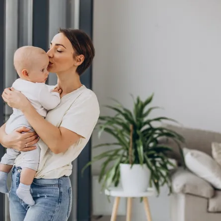 صورة لأم تحمل طفلها