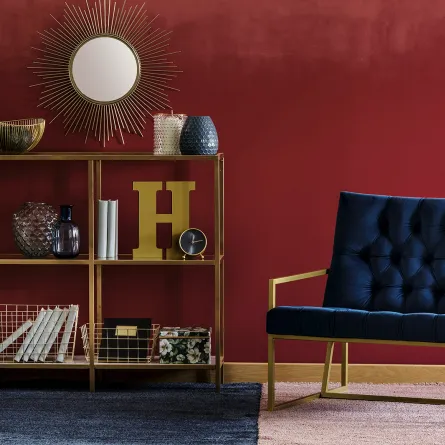 جدران غرفة المعيشة مطلية بطلاء أحمر كرزي