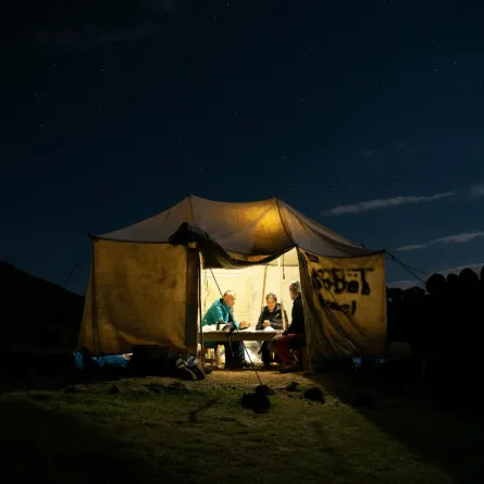 حلم الجلوس بالخيمة