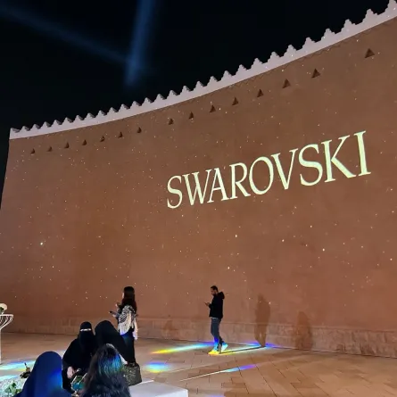 من جدار العرض الذي عرض عليه فيديو تفصيلي عن  مجموعة سواروفسكي وأعمال فنية عدة