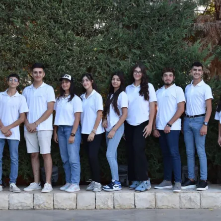 فريق Guide Me الفائز بالمرتبة الأولى في قطر