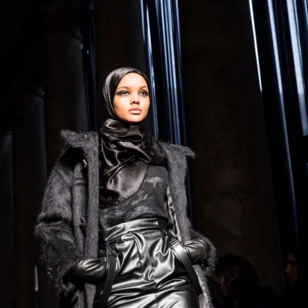 العارضة المحجبة حليمة أيدن على منصة ماكس مارا Max Mara -  الصورة من Launchmetrics/Spotlight ©