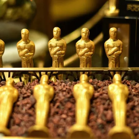 شوكولاتة على شكل جوائز الأوسكار ضمن التحضير للحفل Golden chocolate Oscars (مصدر الصورة: VALERIE MACON / AFP)