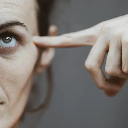 فتاة ذكية تفكر