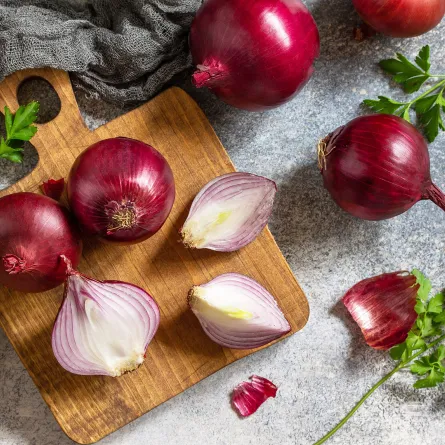 للبصل فوائد عظيمة على الصحة خصوصًا إذا تمّ تناوله نيئًا