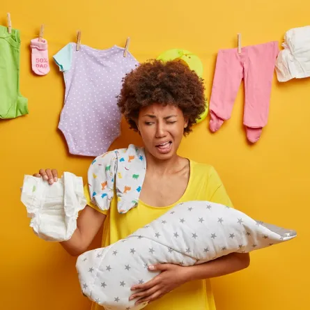 صورة لأم تحمل الرضيع والحفاضة