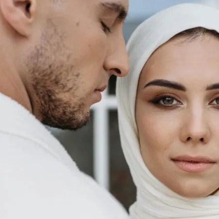 زوجة شابة تقف في مواجهة زوجها بعناد وتبدو واثقة من نفسها