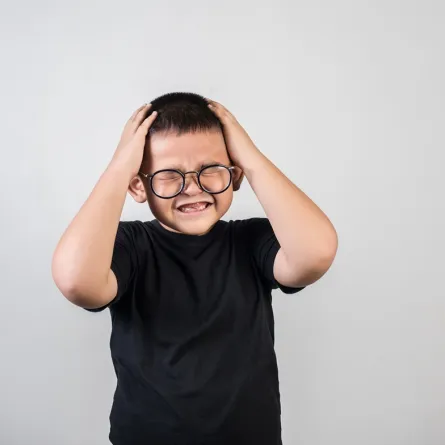 صورة لطفل يشعر بالألم