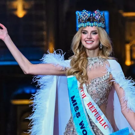 كريستينا بيشكوفا ملكة جمال العالم، في مومباي الهند (Krystyna Pyszkova winning the 71st Miss World pageant in Mumbai 2024). مصدر الصورة: Punit PARANJPE / AFP