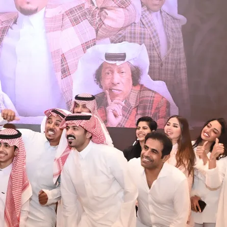 فريق شباب البومب 12 بصورة جماعية