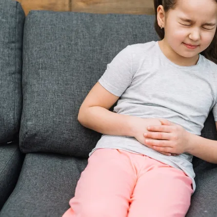 صورة لطفلة تشعر بألم في المعدة