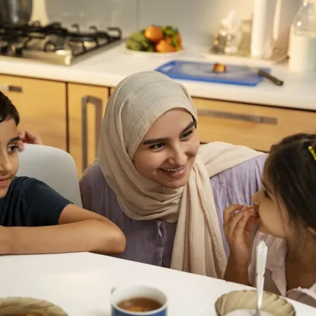 صورة لأم تتفاهم بحب مع طفليها