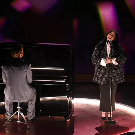 أوسكار 2024: بيلي إيليش تُقدم أغنية "what I was made for" مباشرةً خلال الحفل