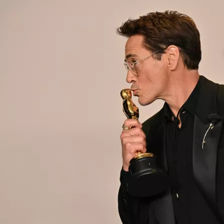روبرت داوني جونيور Robert Downey Jr. يحمل جائزة الأوسكار (مصدر الصورة: Robyn BECK / AFP)