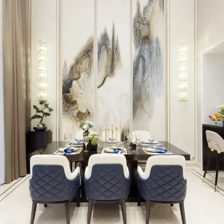 غرفة طعام مُزينة بلمسات ذهبية