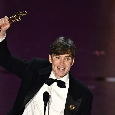 كيليان مورفي في حفل توزيع جوائز أوسكار (Cillian Murphy during the 96th Annual Academy Awards). مصدر الصورة: Patrick T. Fallon / AFP