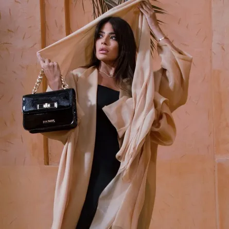 العنود بدر بعباية سادة ملونة - الصورة من حسابها على إنستغرام