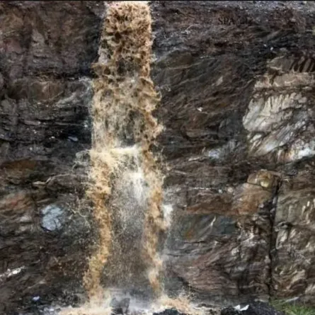 للمرة الأولى منذ سنوات.. شلال الدهناء يتدفق بالمياه