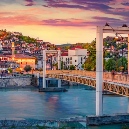 إطلالة مذهلة لمدينة بيرات وقت المغيب