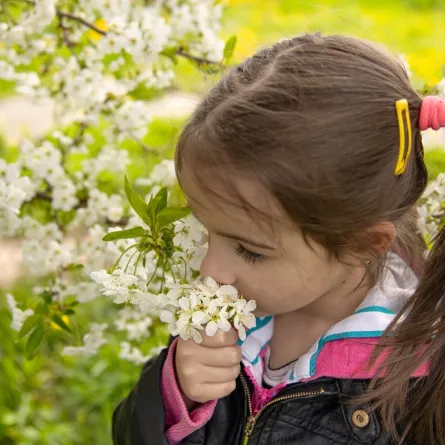 صورة لطفلة مع الزهور
