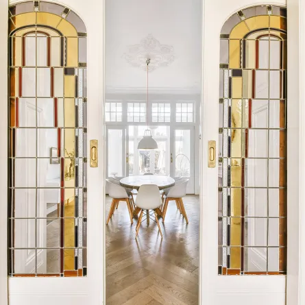 باب داخلي من الزجاج الملون