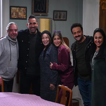 امير كرارة مع المخرج احمد نادر جلال وصفاء الطوخى وملك قورة وتامر نبيل ورحاب الجمل من مسلسل بيت الرفاعي