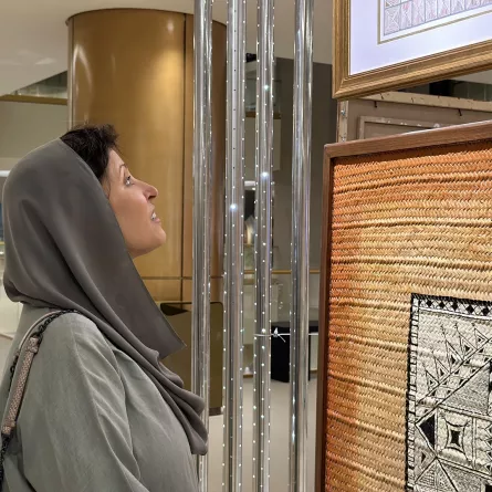 الأميرة نورة الفيصل تطلع على لوحات معرض "أحاسيس وروحانيات"
