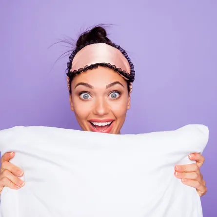 صورة طريفة لحامل تمسك بالمخدة