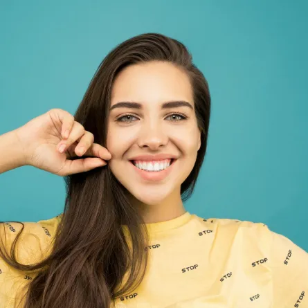 فتاة بملامح جميلة 