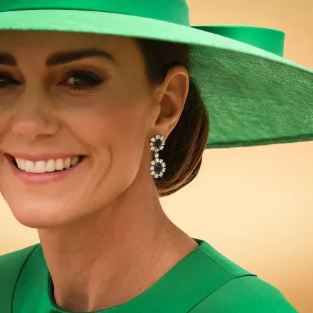 كيت ميدلتون بأقراط الأميرة ديانا المرصوفة بالألماس والياقوت