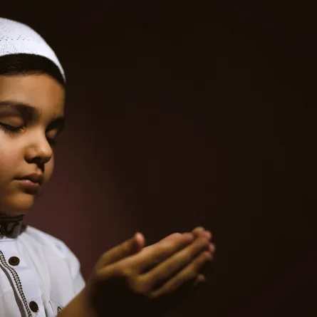 صورة لطفل يدعو ربه