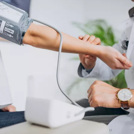 صورة تظهر لشخص يقيس ضغط الدم