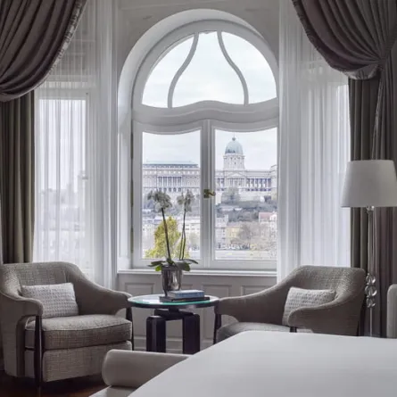 الهدوء يخيم على الغرف في فور سيزونز جريشام بالاس