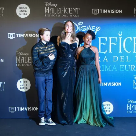 أنجلينا جولي مع طفليها شيلوه نوفيل جولي بيت وزاهارا مارلي جولي بيت في روما (Angelina Jolie with her children Shiloh Nouvel Jolie-Pitt and Zahara Marley Jolie-Pitt in Rome). مصدر الصورة: AFP / Tiziana FABI