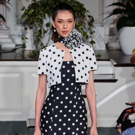 فستان من ماركة Dennis Basso - الصورة من Launchmetrics/Spotlight ©