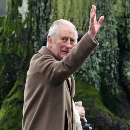 الملك تشارلز الثالث والملكة كاميلا (من خلفه) يصلان إلى كنيسة القديسة مريم المجدلية في منطقة ساندرينجهام شرق إنجلترا (King Charles III and Queen Camilla (hidden) arrive at St Mary Magdalene Church on the Sandringham Estate in eastern England). مصدر الصورة: JUSTIN TALLIS / AFP