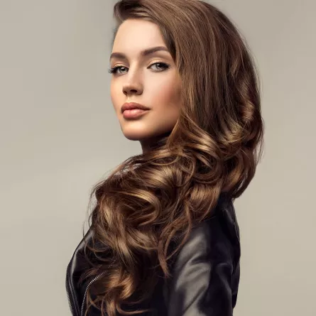 أجمل تسريحات شعر طويل لإطلالة ناعمة وعملية في رمضان