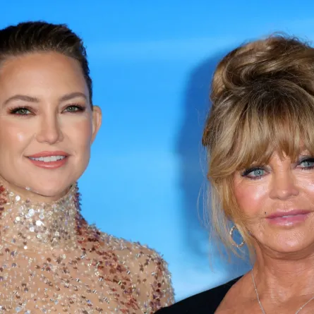 كيت هادسون وغولدي هون  Kate Hudson and Goldie Hawn في عرض "Glass Onion: A Knives Out Mystery"  (مصدر الصورة: Juan Pablo Rico / AFP)