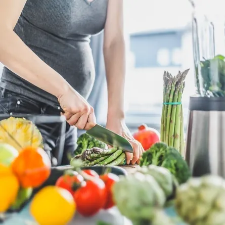 صورة لامرأة حامل تحضر الطعام