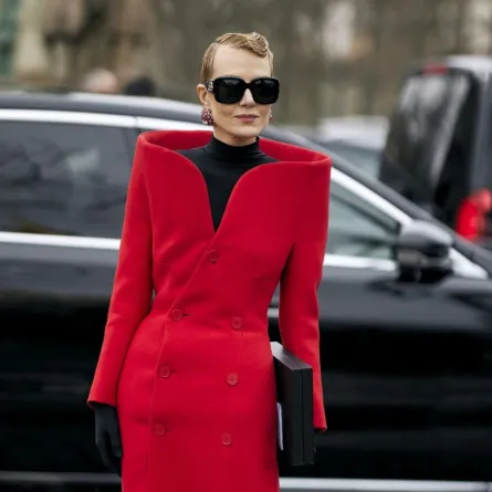 فستان أحمر بقصة هندسية عند الأكتاف-  الصورة من Launchmetrics/Spotlight © 