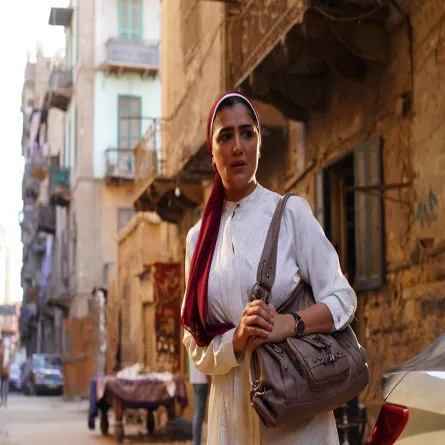 مي عمر- الصورة من شاشة عرض مسلسل نعمة الافوكاتو